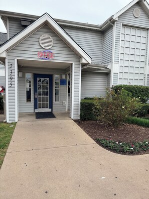 Exterior detail - Everstay Inn & Suites (Dallas)