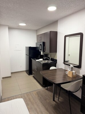 Interior - Everstay Inn & Suites (Dallas)