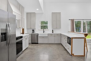 Réfrigérateur, four à micro-ondes, un four, surface de cuisson