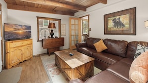 Living area - Bear Hug Hideaway (Big Bear Lake)