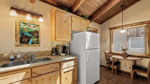 Private kitchen - Bear Hug Hideaway (Big Bear Lake)