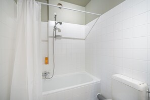A bathroom with a shower, a bathtub, and a toilet. - Amazing Apartment in Antwerp (Antwerp)
