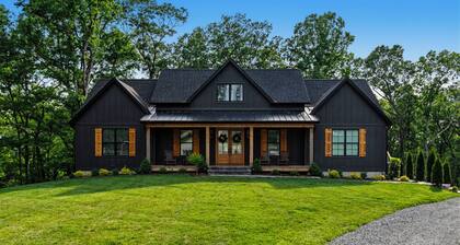 Brand New Home on Nolin Lake | The Golden Retreat | 6BR | Pickleball Courts | Hot Tub + Game Room | Sleeps 14 | 2 miles from Wax Marina & Near Mammoth Cave