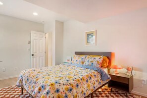 1 bedroom, iron/ironing board, WiFi, bed sheets - Cozy Groovy 1970s Pad Short Drive from Downtown and Airport (Tukwila)