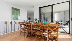 Un comedor con una mesa grande y sillas, vistas al exterior y un diseño de interiores moderno.