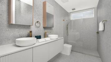Shower, hair dryer, towels