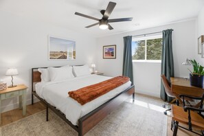 3 bedrooms, iron/ironing board, WiFi, bed sheets - Near Red Rocks - Patio, Yard & Foothill Views (Lakewood)