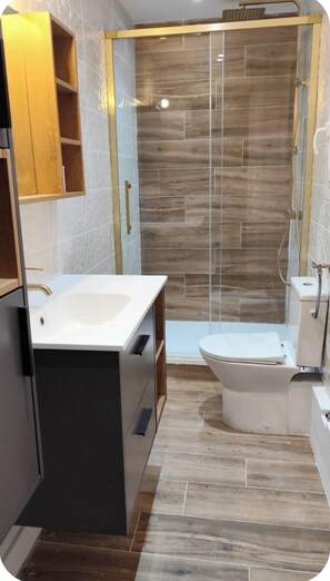 Haartrockner, Handtücher, Seife, Toilettenpapier