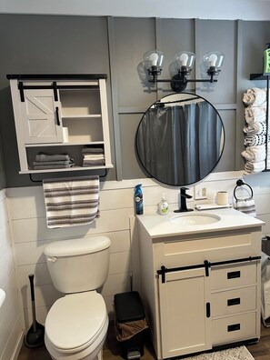 Haartrockner, Handtücher, Seife, Toilettenpapier