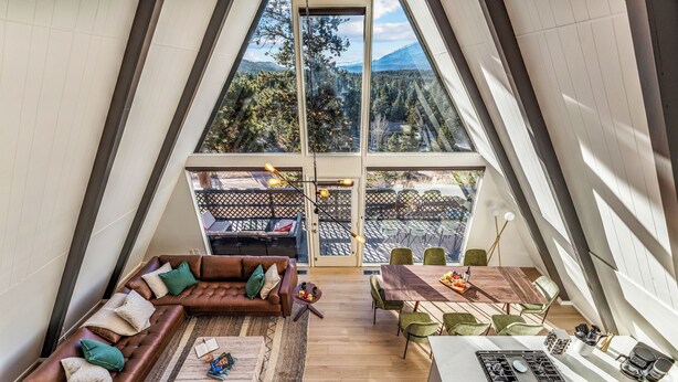 Un loft moderno con un'ampia vetrata sul tetto, un'accogliente zona salotto, un'area pranzo e una cucina.