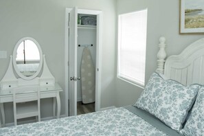 Tabla de planchar con plancha, wifi y ropa de cama 