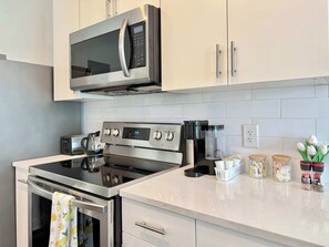 Fridge, microwave, oven, stovetop - 10 Guest Penthouse Multi-Level Condo in ATL! (Atlanta)