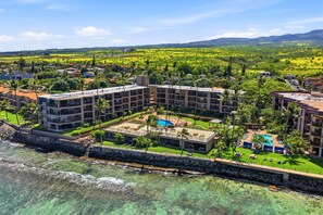 Ein Küstenhotel mit mehreren Gebäuden, einem Schwimmbecken und Blick aufs Meer.