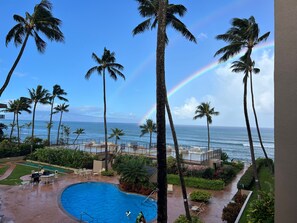 Ein Resort mit Pool, Palmen und Meerblick.