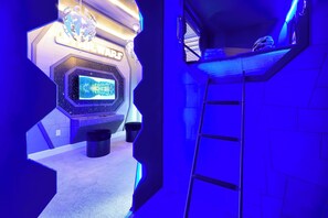Ein Zimmer mit Wand im Star-Wars-Design, einem digitalen Bildschirm und einer Leiter.