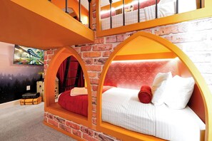 Ein Zimmer mit Hochbett und unterem Schlafplatz sowie einer Wandmalerei.