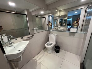Doccia, asciugacapelli, asciugamani, sapone