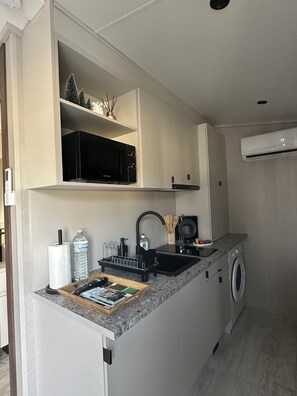 Refrigerador, microondas, parrilla de estufa y cafetera y tetera 