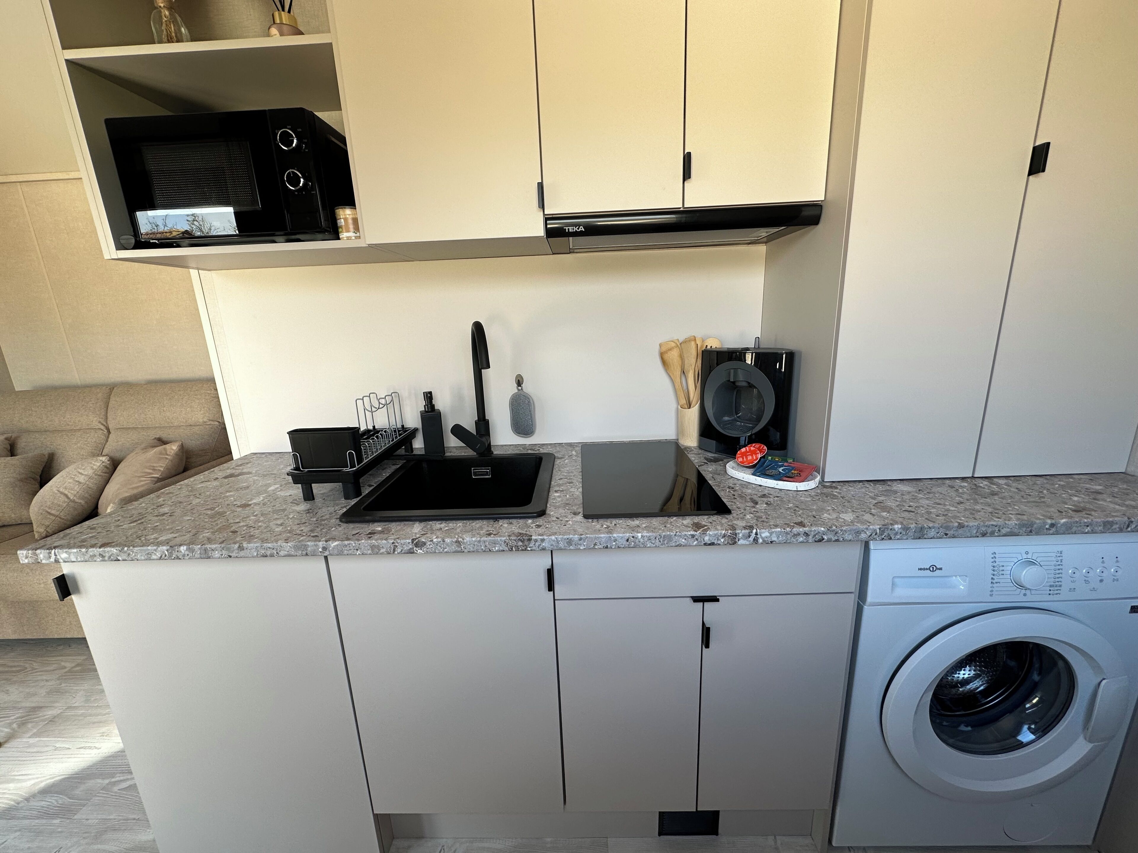Réfrigérateur, micro-ondes, plaque de cuisson, cafetière/bouilloire