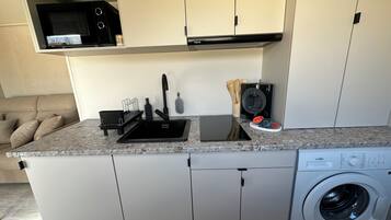 Réfrigérateur, micro-ondes, plaque de cuisson, cafetiÚre/bouilloire