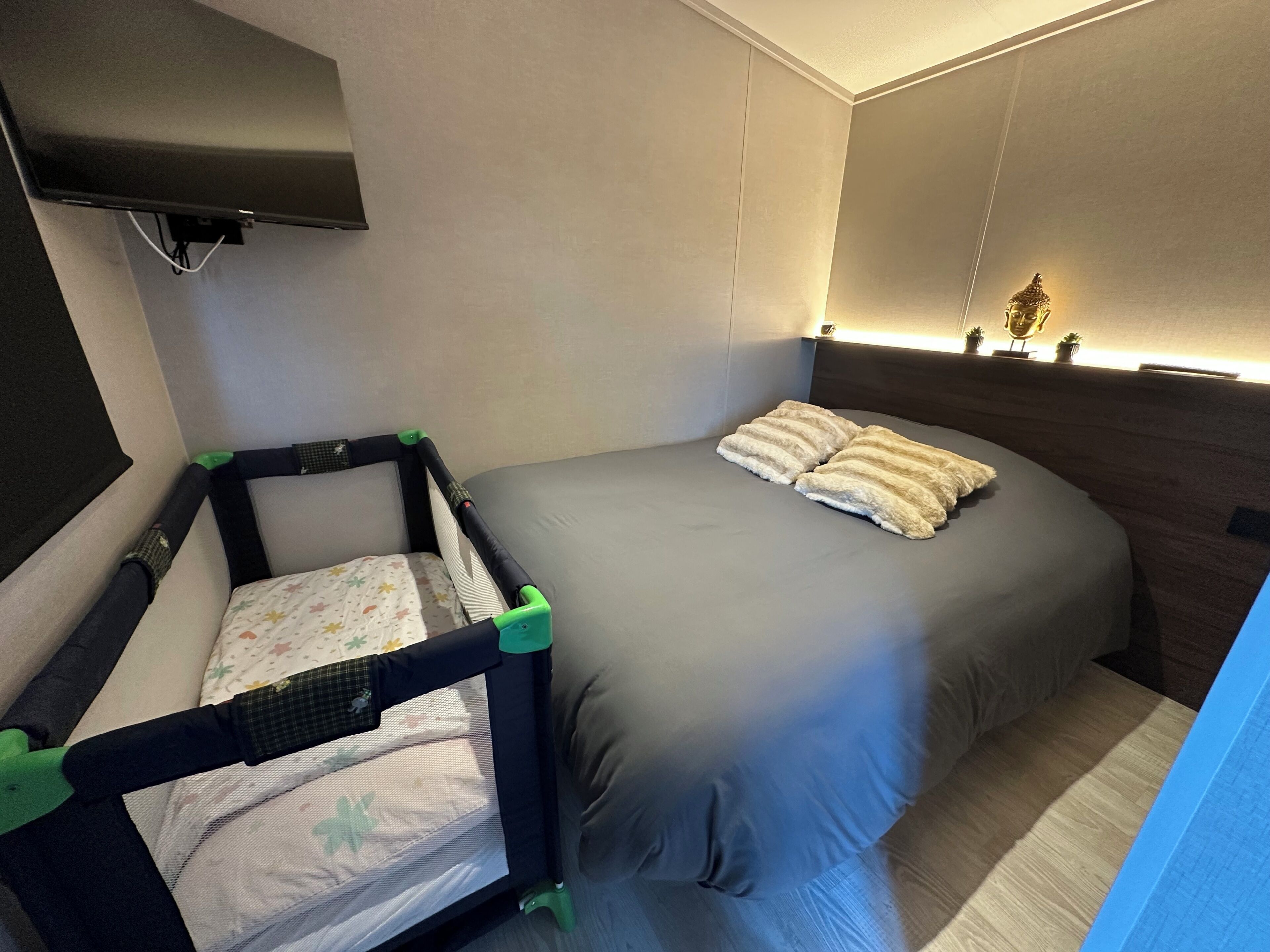 Travel cot, bed sheets