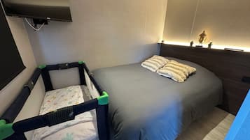 Travel cot, bed sheets