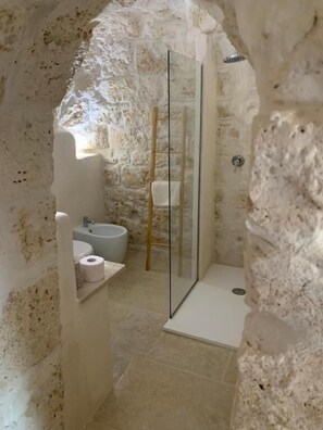 Doppia Superior, patio, vista giardino | Bagno