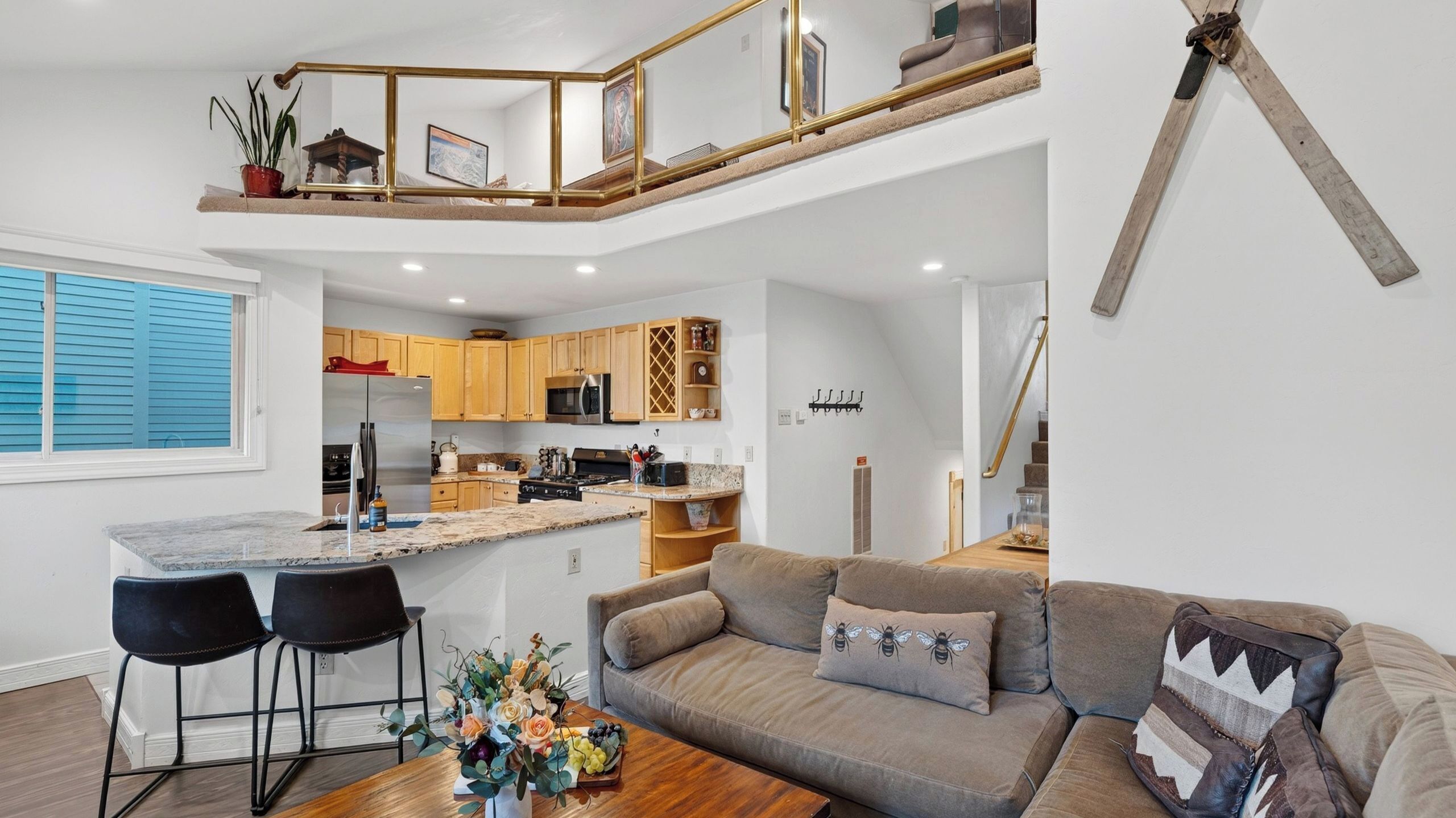 Um apartamento moderno com cozinha, sala de jantar e sala de estar.