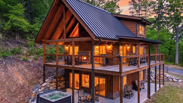 Whispering Pines By Avantstay Wood Cabin + Private Hot Tub + Movie Room + Games Minutes From The Smokies - Townsend, TN