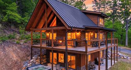Whispering Pines by Avantstay Wood Cabin + Private Hot Tub + Movie Room + Games Minutes From the Smokies