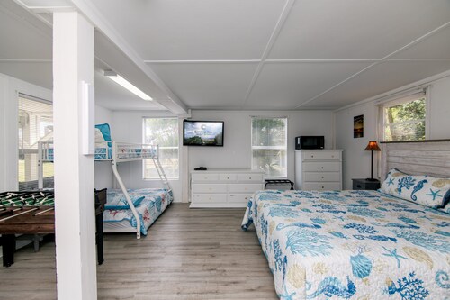Sunshine Cottage:Sun Deck,Ocean Views & Room for 11 | Pet Friendly Edisto Escape