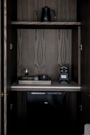 Estudio Confort | Caja fuerte, cortinas opacas, tabla de planchar con plancha