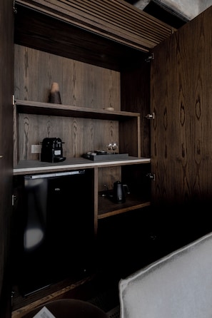 Premium-Studio | Zimmersafe, individuell dekoriert, Verdunkelungsvorhänge