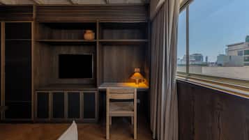 Junior Studio | In-room safe, blackout drapes, iron/ironing board, free WiFi