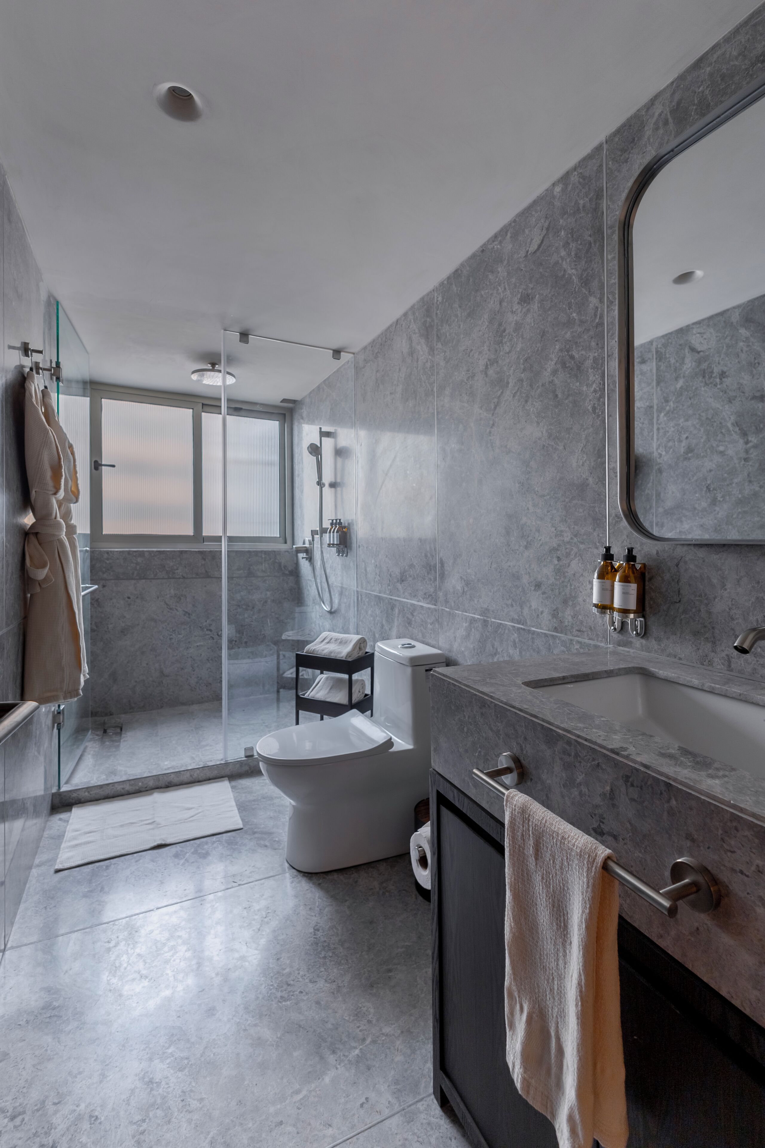Douche, sèche-cheveux, serviettes fournies, savon