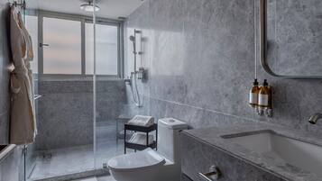 Douche, sèche-cheveux, serviettes fournies, savon