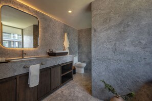 Buồng tắm vòi sen, máy sấy tóc, khăn tắm, xà phòng