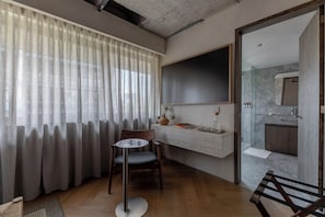 Estudio tradicional | Caja fuerte, cortinas opacas, tabla de planchar con plancha