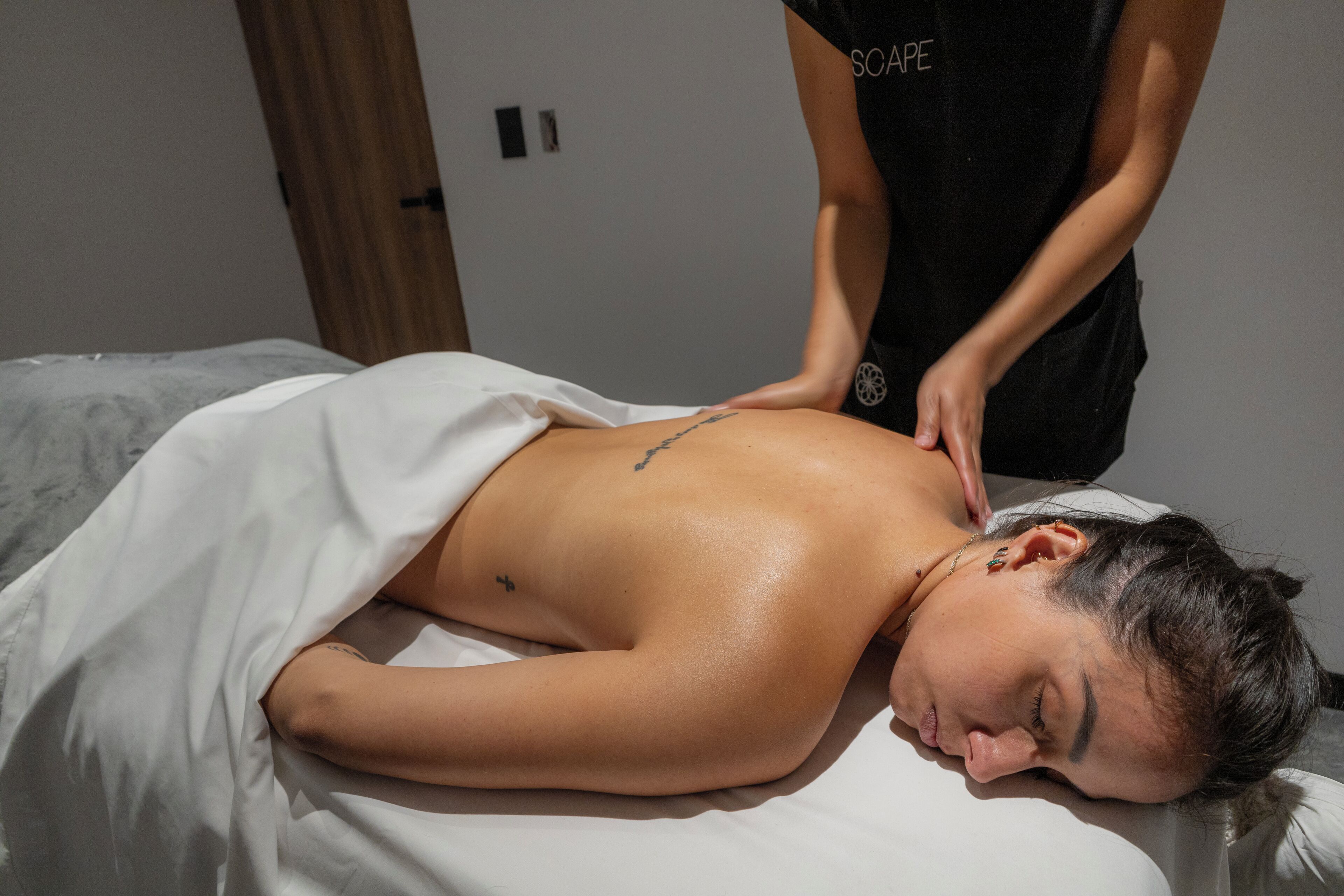 Massages aux pierres chaudes, massages des tissus profonds