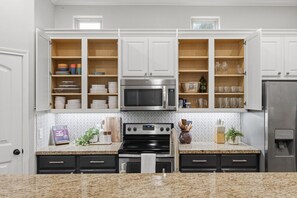Fridge, microwave, oven, stovetop - Gathering Home - Sleeps 10 - 4 King Beds 4 Ensuite Baths - Close to Kyle Field (College Station)