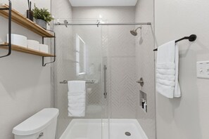 Hair dryer, towels - Gathering Home - Sleeps 10 - 4 King Beds 4 Ensuite Baths - Close to Kyle Field (College Station)