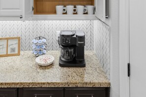 Interior - Gathering Home - Sleeps 10 - 4 King Beds 4 Ensuite Baths - Close to Kyle Field (College Station)