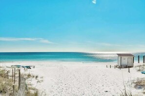Beach nearby - Crystal Dream at 111 | Golf Cart & Bikes | Pool | Walk to Beach & Destin Commons (Destin)