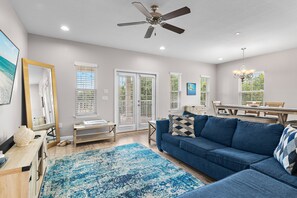 TV - Crystal Dream at 111 | Golf Cart & Bikes | Pool | Walk to Beach & Destin Commons (Destin)