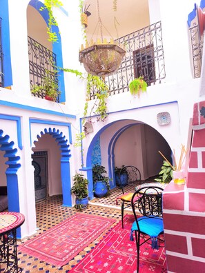 تناول الطعام بالخارج