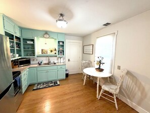 Fridge, microwave, oven, stovetop - Held Haus… Adorable bungalow nestled in the heart of Fredericksburg! (Fredericksburg)