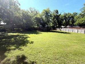 Property grounds - Held Haus… Adorable bungalow nestled in the heart of Fredericksburg! (Fredericksburg)