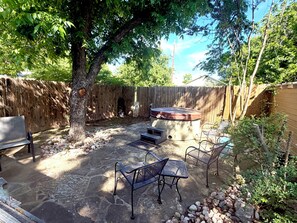 Terrace/patio - Held Haus… Adorable bungalow nestled in the heart of Fredericksburg! (Fredericksburg)