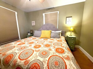 2 bedrooms, iron/ironing board, travel cot, free WiFi - Held Haus… Adorable bungalow nestled in the heart of Fredericksburg! (Fredericksburg)