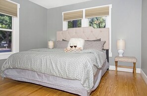 Tabla de planchar con plancha, wifi y ropa de cama 